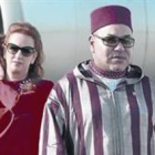 Mohamed VI y su esposa en el aeropuerto de Rabat, el 15 de julio.-Foto: AFP / FADEL SENNA