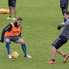 Tiba, con peto, ve pasar el balón impulsado por Óscar.-Balcaza