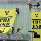 Protesta de Greenpeace en el 2014 contra la central nuclear suiza de Beznau, que ya lleva 47 años funcionando.-URS FLUEELER