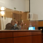 El exmilitar acusado, junto a su letrado defensor, durante la vista oral del juicio celebrado este viernes en la Audiencia de Valladolid. - EP