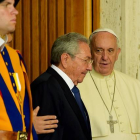 El papa Francisco y Raúl Castro, presidente de Cuba, tras la reunión que han mantenido en el Vaticano, este domingo.-Foto:   AFP / VINCENZO PINTO