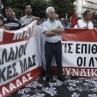 Afiliados al sindicato comunista PAME se manifiestan en contra de la austeridad, en Atenas, este jueves.-Foto:   EFE / YANNIS KOLESIDIS