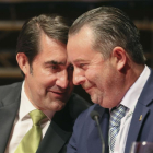 El consejero de Fomento y Medio Ambiente, Juan Carlos Suárez-Quiñones; y el presidente de Asaja, Donaciano Dujo; en el IX Congreso de Asaja Castilla y León.-ICAL