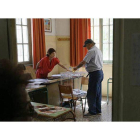 La gente espera su turno para votar durante el referéndum a Atenas.-Foto:   ARMANDO BABANI / EFE