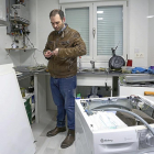 Jan muestra el estado de alguno de los electrodomésticos de su vivienda.-M.Á. SANTOS (PHOTOGENIC)