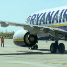 Un avión de Ryanair se prepara en la pista de Villanubla.-MIGUEL ÁNGEL SANTOS