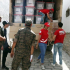 Soldados tunecinos vigilan la distribución de urnas electorales en Túnez.-MOHAMED MESSARA (EFE)