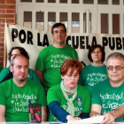 La presidenta de Fapava, María José Gómez (C), el secretario, Jesús Colás (CI), y el tesorero, Guillermo Martín (CD), anuncian el cese de actividad de la asociación ante la falta de apoyo de la Consejería de Educación-Ical