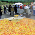 Un hombre cocina la paella en Arroyo.-M. FERNÁNDEZ