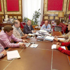 El concejal de Hacienda, Alfredo Blanco y el alcalde, Javier León de la Riva, conversan con los representantes sindicales de Ayuntamiento-J.M.Lostau