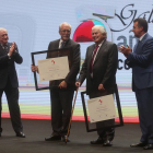 El presidente de Edigrup, José Luis Ulibarri, y el presidente de Promecal, Antonio Méndez Pozo, hacen entregan un reconocimiento a su labor a Luis Mateo Díez y Antonio Gamoneda-Ical