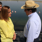 Virginia Barcones y Juan Vicente Herrera. A la derecha, Ángel González, presidente de los Regantes.-ICAL