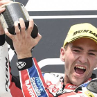 Simeon celebra en el podio su victoria en el GP de Alemania de Moto2.-AP