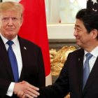 El presidente de EEUU, Donald Trump, y el primer ministro de Japón, Shinzo Abe, en Tokio.-REUTERS / JONATHAN ERNST