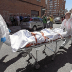 Personal del Servicio de Patología Forense retira el 1 de julio de 2014 el cadáver del ferretero Daniel González Repiso, asesinado por su expareja.- E.M.