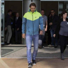 Nadal, a la salida del hospital esta mañana.-Foto: VALENTÍ ENRICH