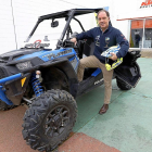 Roberto Carranza posa para ELMUNDO en las instalaciones de Motoextremo junto a un ‘buggy’ similar al que tendrá durante su participación en el Dakar.-J. M. LOSTAU
