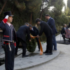 Ofrenda floral del Govern, Carles Puigdemont y Oriol Junqueras, a Lluís Companys en Montjuïc.-ACN