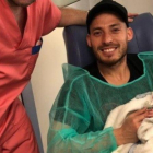 David Silva posa feliz junto a su hijo Mateo tras recibir el alta médica.-TWITTER DAVID SILVA