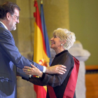 El presidente del Gobierno, Mariano Rajoy, ayer junto a Concha Velasco.-ICAL