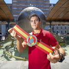 El boxeador  MiguelCuadrado posa con el cinturón de campeón de España conseguido el pasado verano.-PABLO REQUEJO