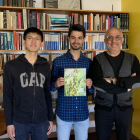 Juan del Pozo sostiene el ejemplar de ‘Science’ flanqueado por su compañero Shaochen Zhang y el profesor Amir H. Hoveyda.-E. M.
