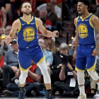Curry y Cook, de los Warriors, felices tras su nueva victoria.-