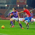 Villar se lleva el balón ante la presión de dos jugadores delGirona.-Photo-Deporte