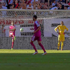 Antoñito da una patada al balón tras el segundo gol del Rayo ante la presencia de Masip, Deivid y Olivas, ayer en Vallecas.-LOF