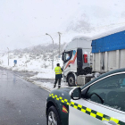 Un agente de la Guardia Civil asiste a un camión en la provincia de León.-ICAL