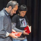 Antonio Baños y Anna Gabriel, de la CUP, en el Casino L'aliança del Poblenou.-FERRAN SENDRA