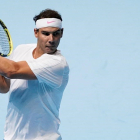 Rafael Nadal devuelve una bola de revés a Stefanos Tsitsipas.-EFE