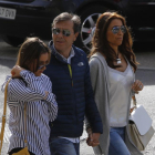Paco González junto a su familia a su llegada a la Audiencia-Javier Cuesta