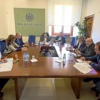 Reunión de representantes de los grupos políticos de la Diputación y de la Fundación Personas, ayer en el Palacio de Pimentel de Valladolid.-EL MUNDO