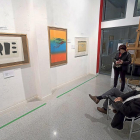 Un hombre contempla las obras de Hernández Pijuan y José Manuel Broto.-PABLO REQUEJO