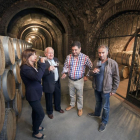 Ramón Arroyo, segundo por la derecha, posa con su padre y sus hermanos en la bodega subterránea.-E.M.