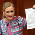 Cifuentes, este miércoles, ante el pleno de la Asamblea de Madrid.-/ DAVID CASTRO
