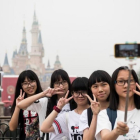 Unas visitantes al nuevo parque Disney en hacen un selfie durante la ceremonia de inauguración.-AFP / JOHANNES EISELE