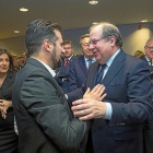 El presidente de la Junta, Juan Vicente Herrera, saluda al secretario general del PSOE regional, Luis Tudanca.-ICAL