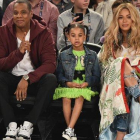Blue Ivy, con sus padres en un partido de la NBA.-AFP
