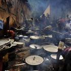 Un grupo de refugiados cocinando en un campamento de Bouca, en Republica Centroafricana.-EFE / JUAN CARLOS TOMASI