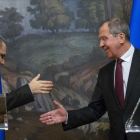 El primer ministro ruso, Sergey Lavrov (derecha), y su homólogo venezolano, Jorge Arreaza, tras la rueda de prensa conjunta en Moscú.-EL PERIÓDICO