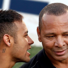 Neymar junto a su padre-PAULO WHITAKER (REUTERS)