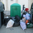 Basura acumulada en varios contenedores de Ponferradina debido a la huelga de basuras-ICAL