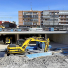 Trabajos de colocación del cajón de hormigón bajo la vía en la plaza de Rafael Cano.-J.M. LOSTAU