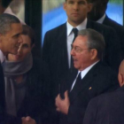 Momento en que Barack Obama le estrecha la mano a Raúl Castro, justo antes de que el presidente de EEUU de un discurso en una imagen de archivo.-Foto: AP / ZAF SOWETO