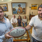 Alberto y Paco Blanco posan ante sus padres y su hermana en el domicilio familiar.-Pablo Requejo