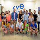 Víctor Alonso y Ángela de Miguel se reúnen con algunos de los jóvenes participantes del proyecto.-E.M.