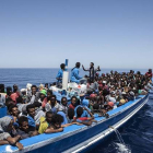 Inmigrantes a bordo de una patera intentando cruzar el Mediterráneo son rescatados por la Marina Militar italiana.-Foto: AFP / JASON FLORIO