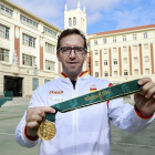 Fernando Hernández posa con su medalla de bronce en el patio de La Salle, colegio que le vio nacer como jugador de balonmano.-J. M. LOSTAU